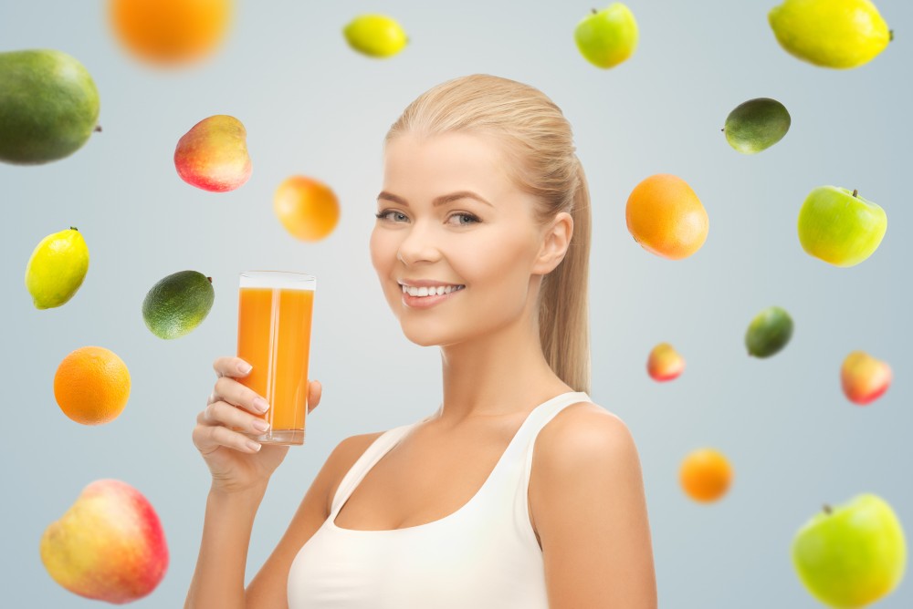 Jonge vrouw met vers sap - vitamine c