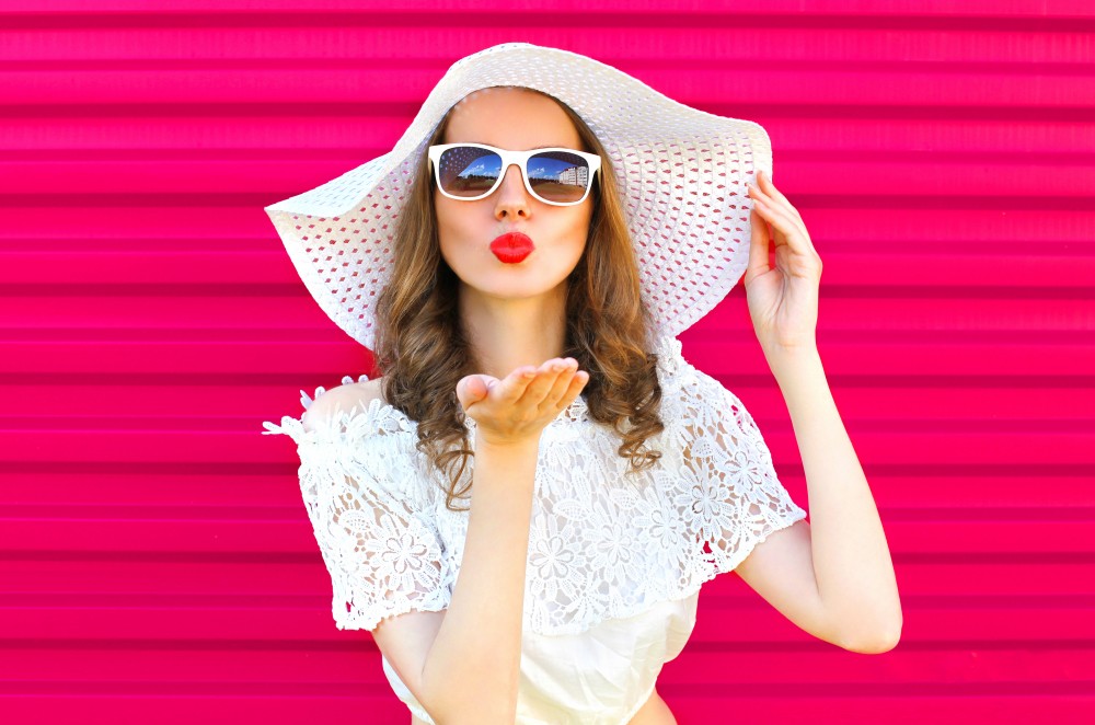 Vrouw met make-up tijdens de zomer