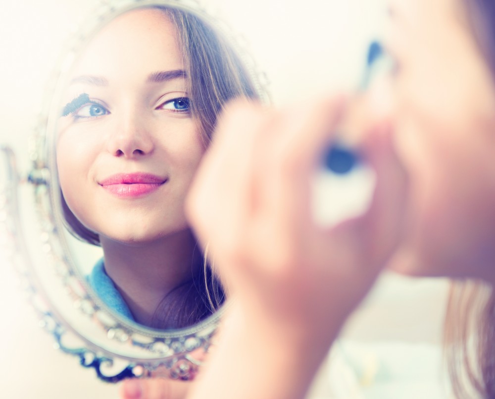 Vrouw brengt mascara aan - mascara hacks