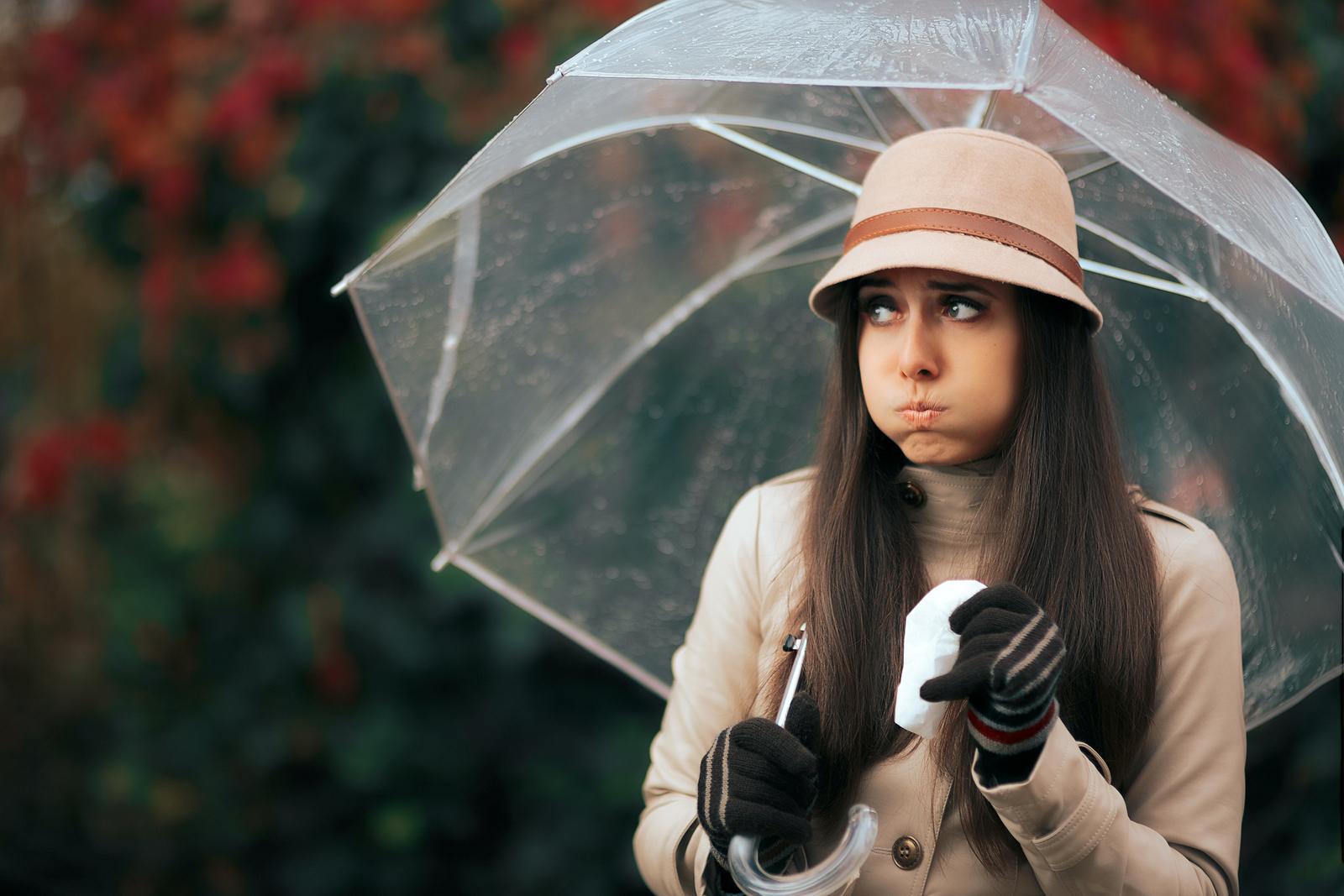 Vrouw in de regen tijdens de herfst