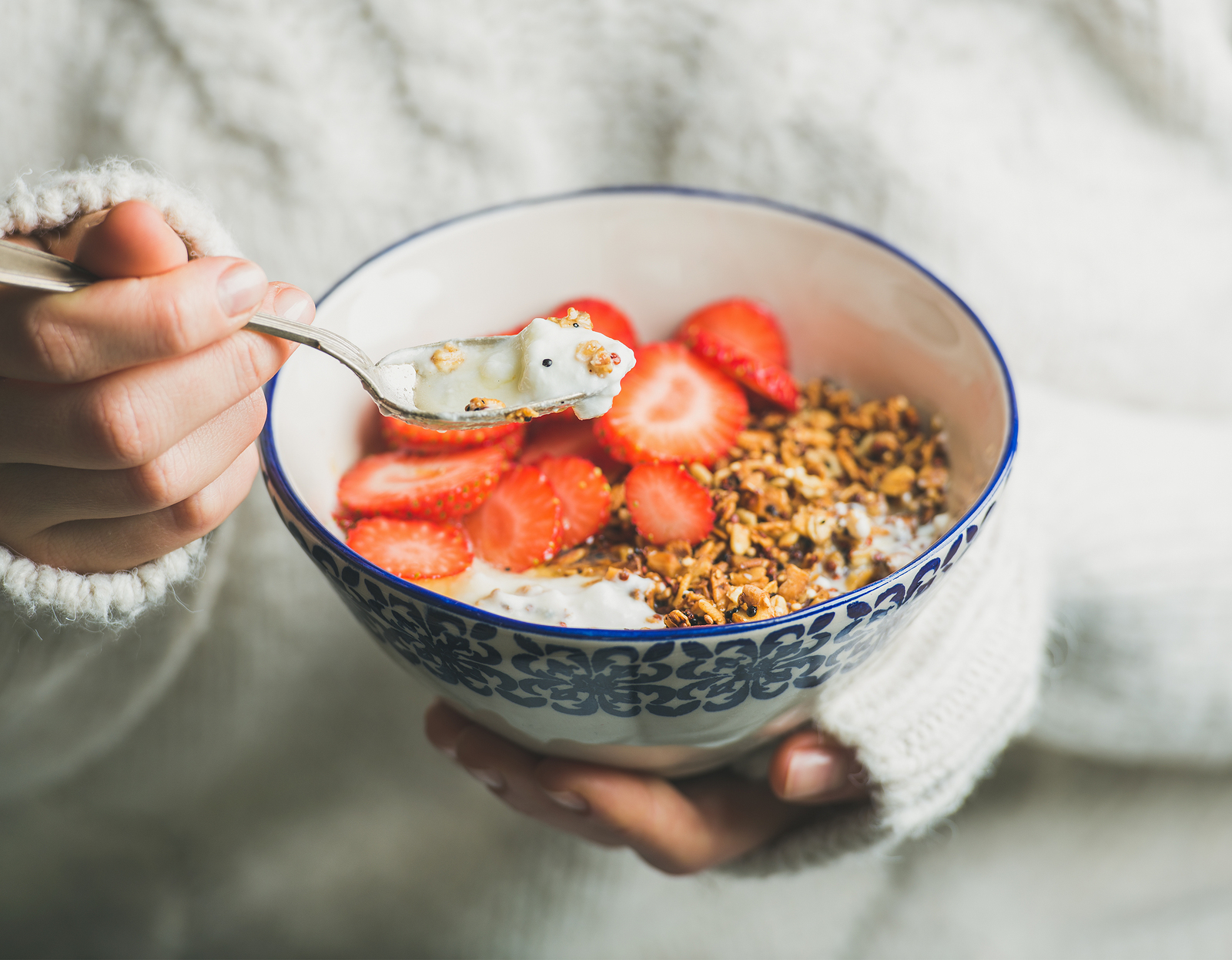 Ontbijt met granola en aardbeien